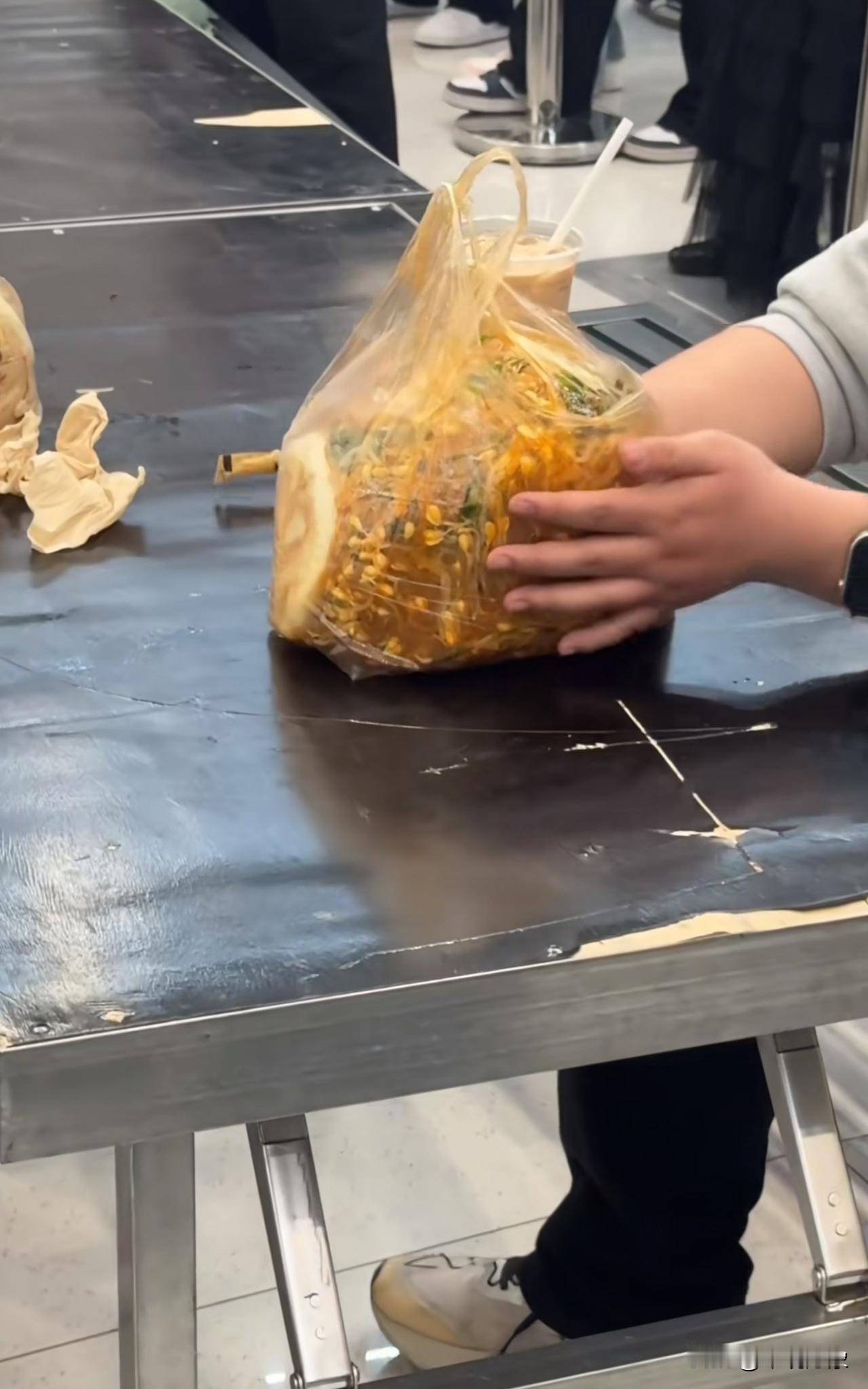 陕西三原县菜夹馍大赛！一位选手的表现[捂脸哭]菜夹馍大赛陕西＃三原