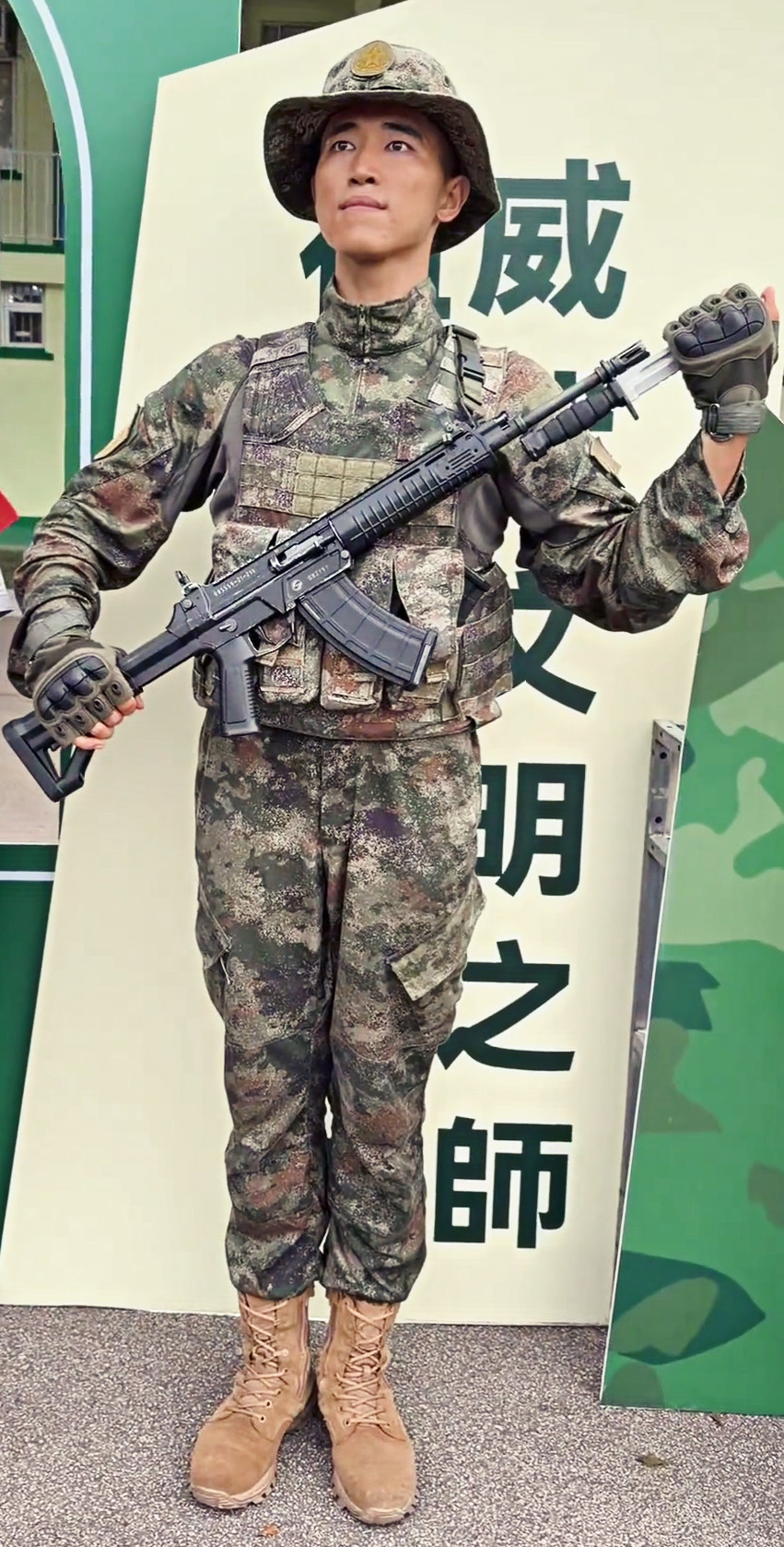 驻港部队军营开放活动中，兵哥的暖心细节！