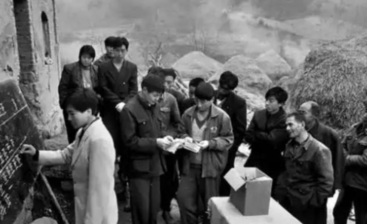 1985年，中央军委提出了“军队要忍耐”的重大决策，财政只管拨六成军费，其余四成