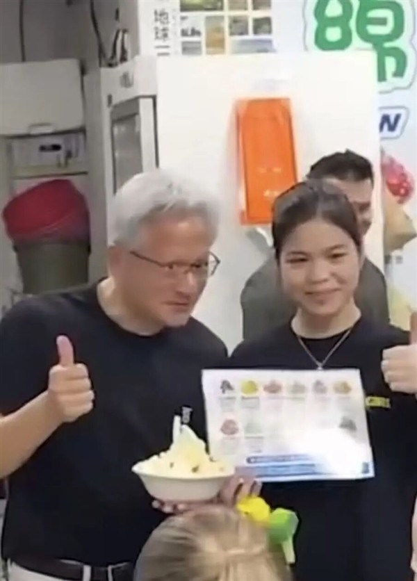 【黄仁勋现身中国台北夜市吃绵绵冰胡椒饼闽南语花式夸美食】5月24日晚间，英伟达