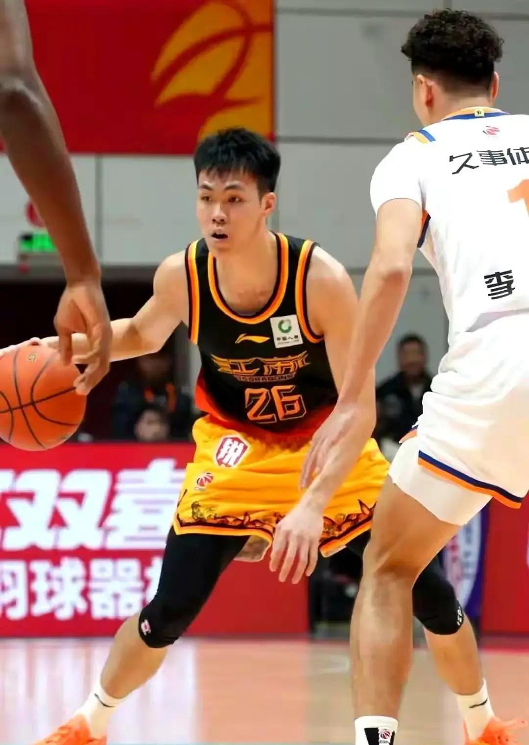 别再只盯着顶薪球星了。CBA最会赚钱的俱乐部，正在靠一个“非顶薪”球员打开新金矿