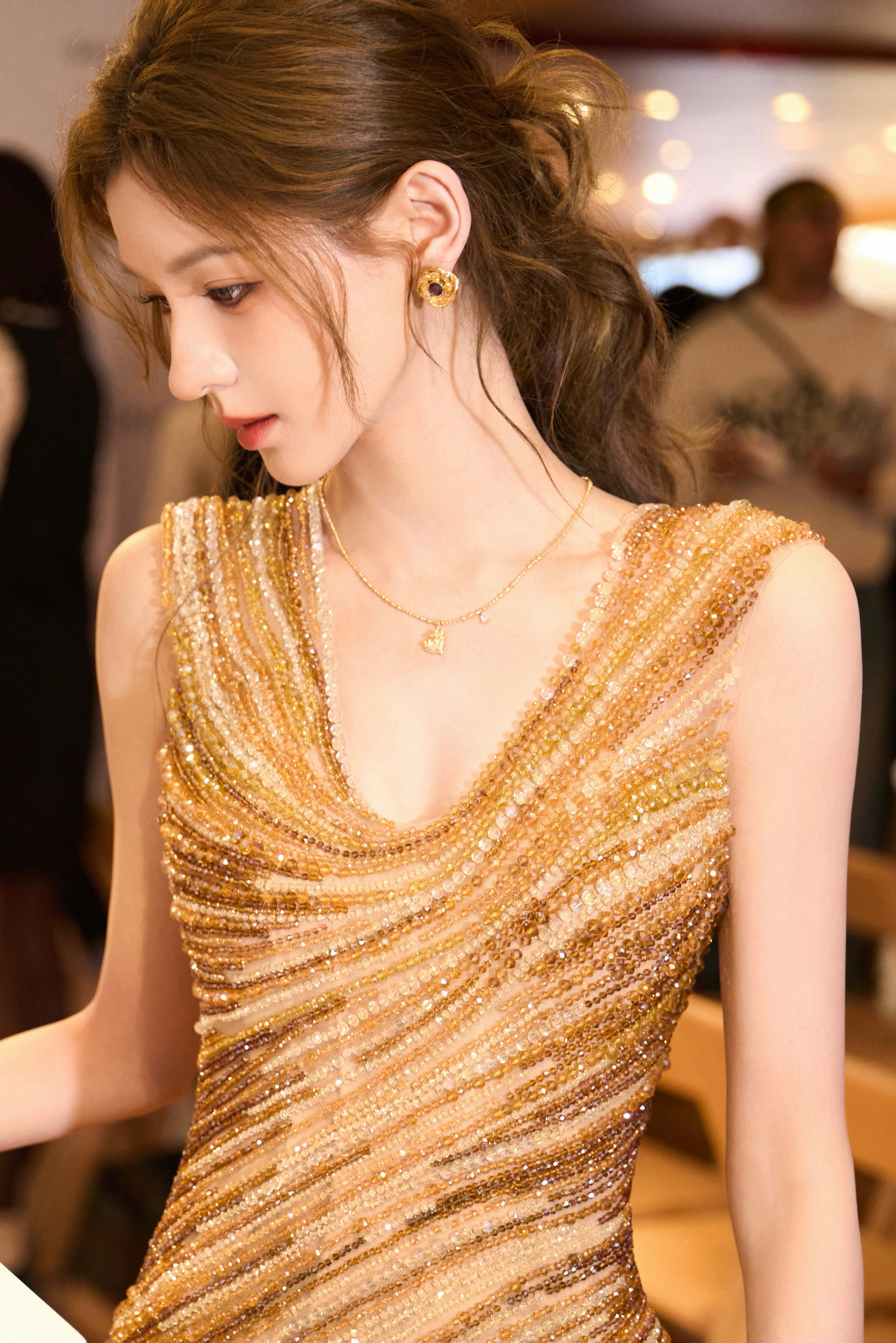 张予曦巴黎时装周出图，这套金色裙子太美了✨​​​