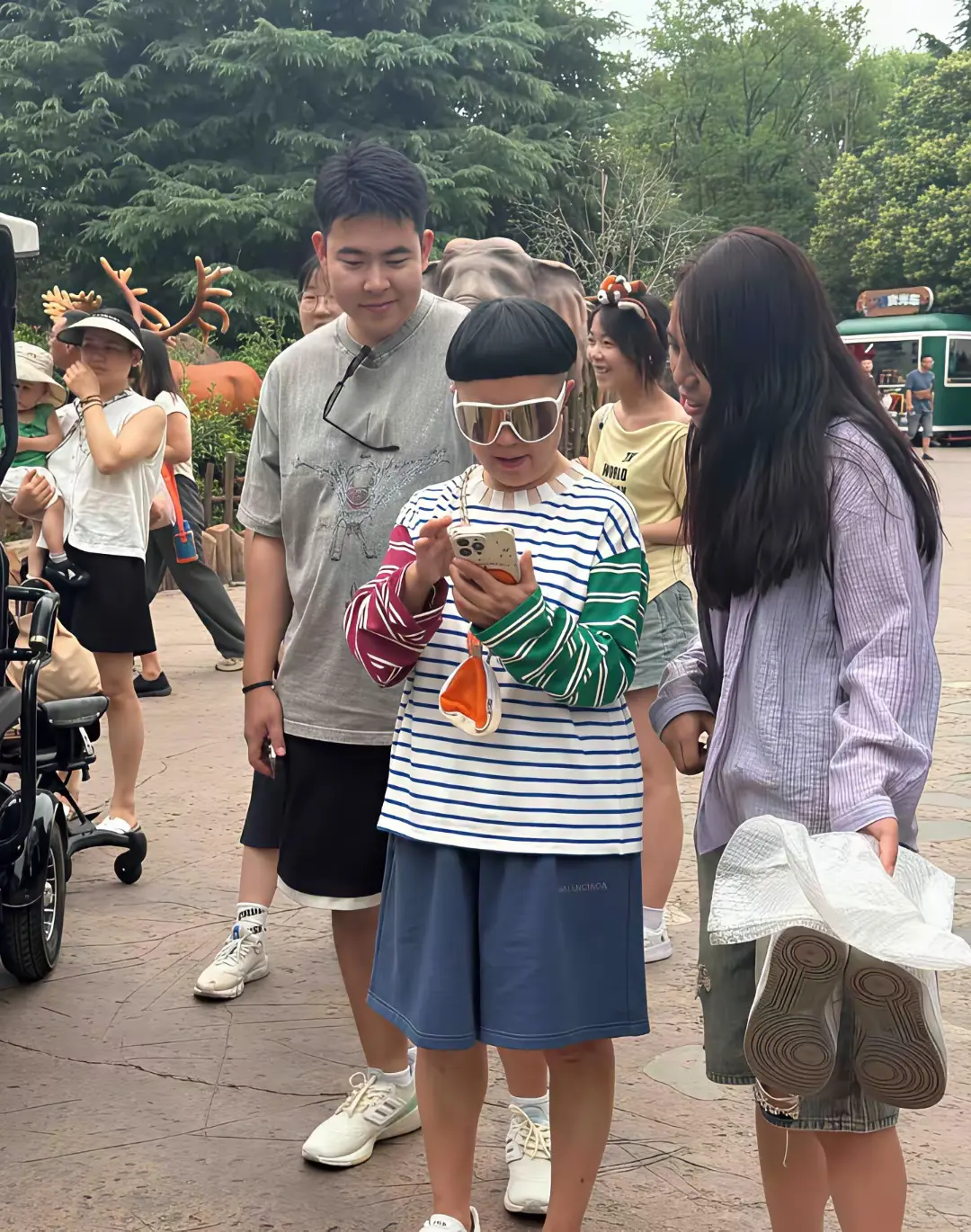 59岁金龟子在郑州被偶遇，这身打扮太一言难尽了，发型真的好丑。