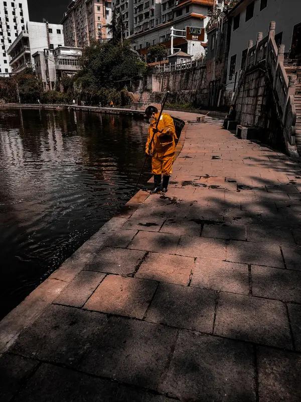 “人生都是客，万事莫执着”，我颇为认同这句话。生活中，太多人因“太过执着”而摔跟