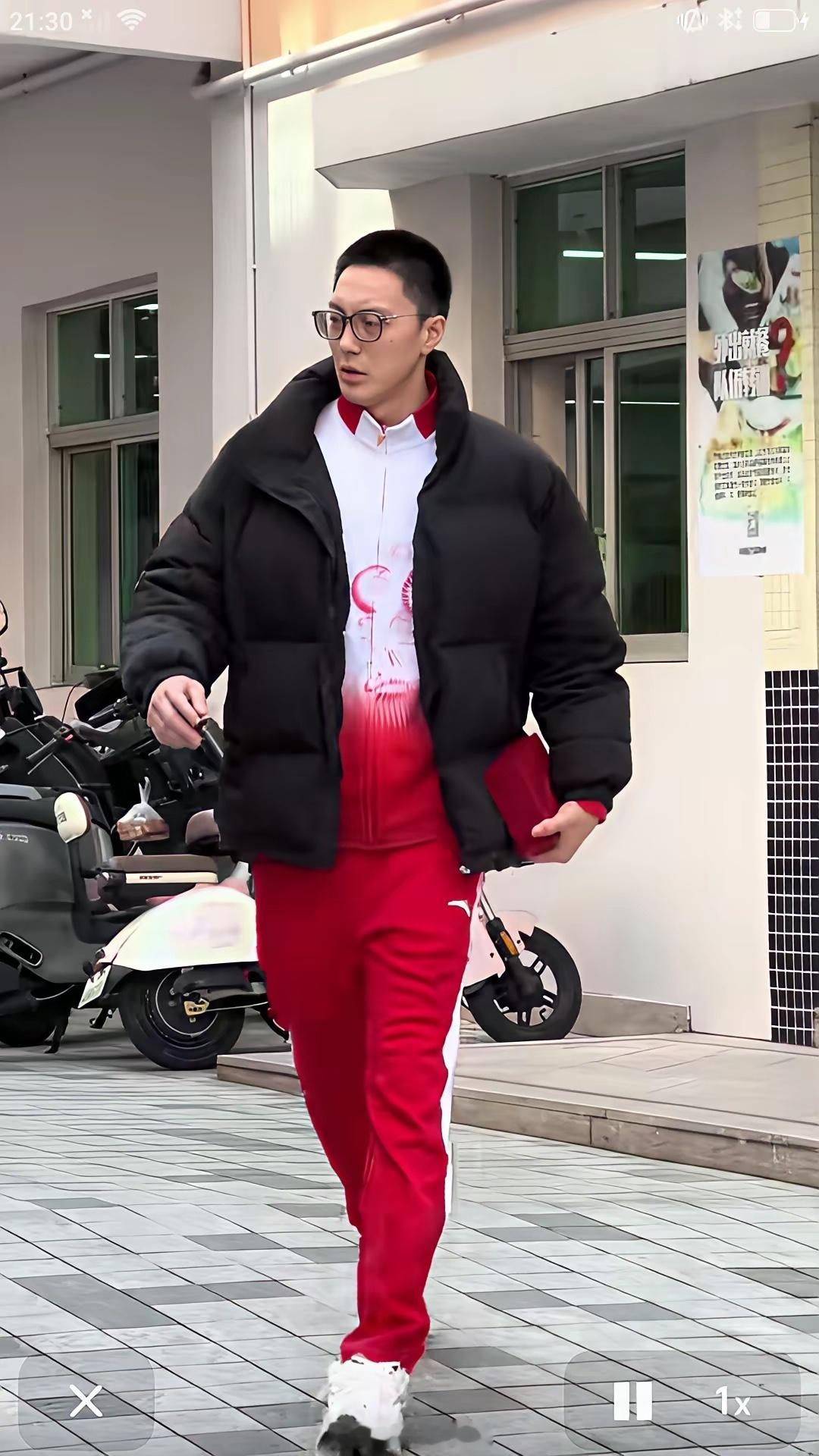 CBA球星基本都是豪车代步，很少人都选择国外品牌豪车。与队友徐杰的宝马跑轿和朱总