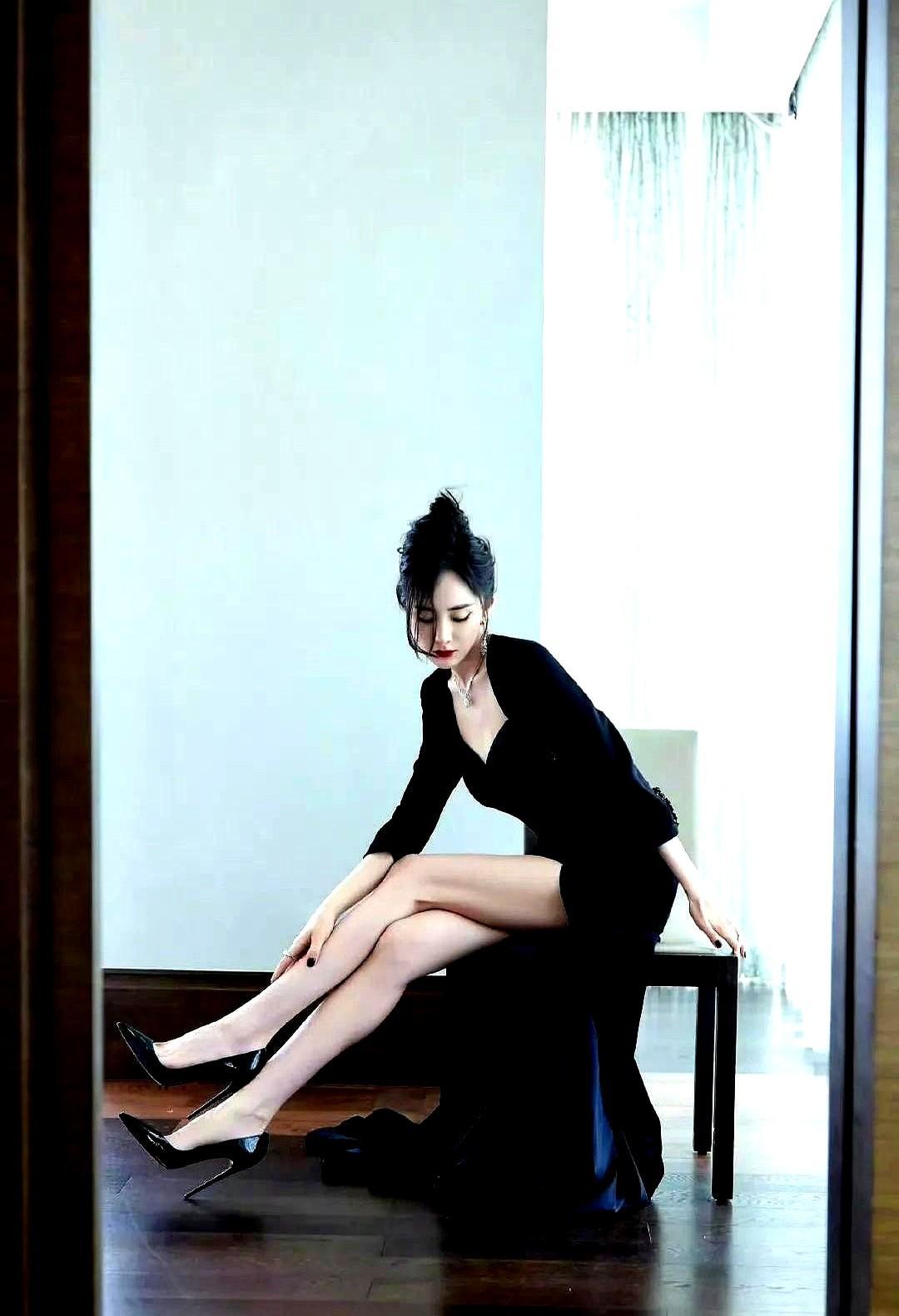 那条黑裙没露多少肉，却让35+的女人们终于敢照镜子了。不是谁都能穿得体面，是她