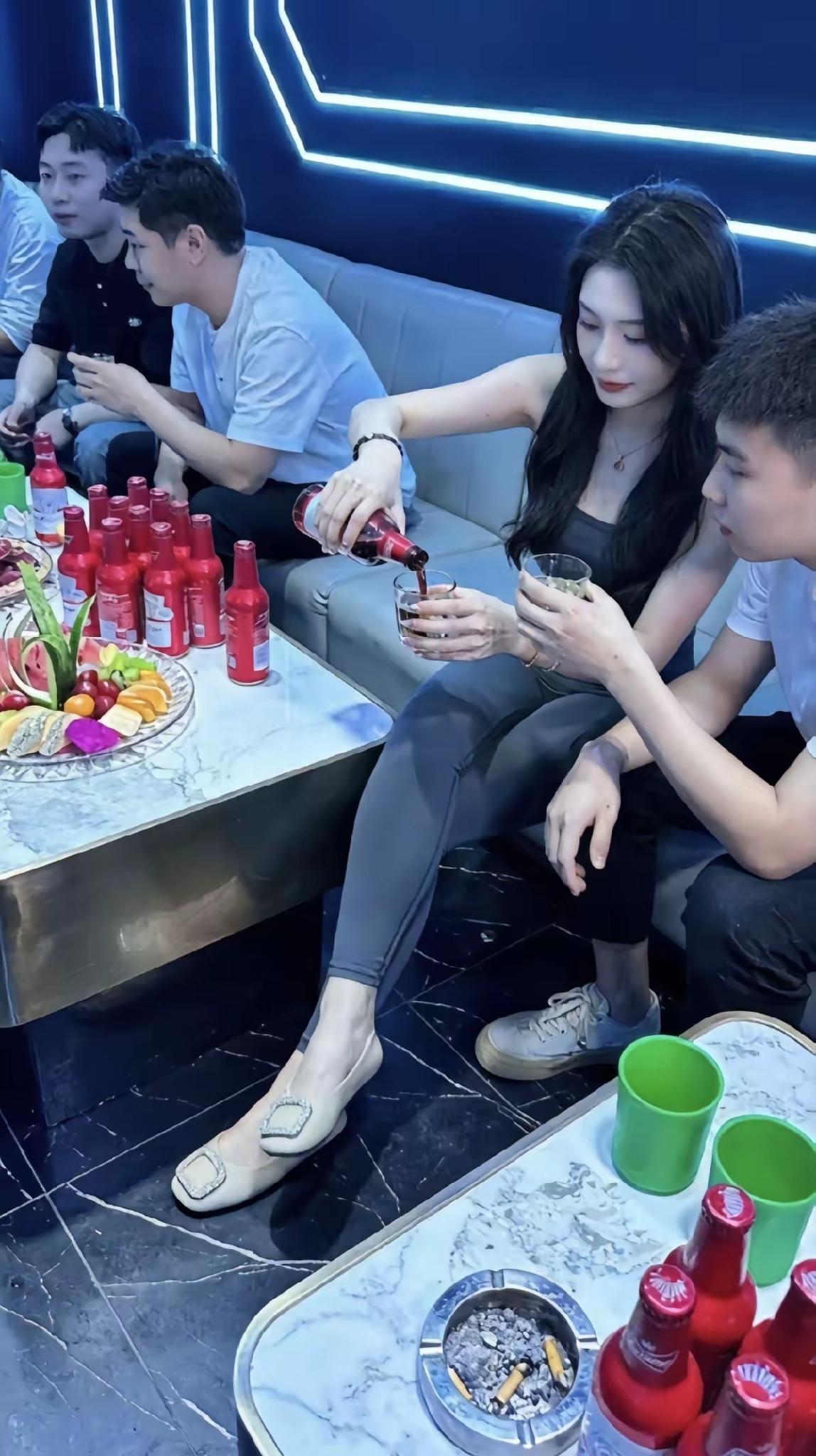 有钱人在娱乐场所的消费方式，很多普通人真的很难理解。听在娱乐行业上班的朋友聊起，