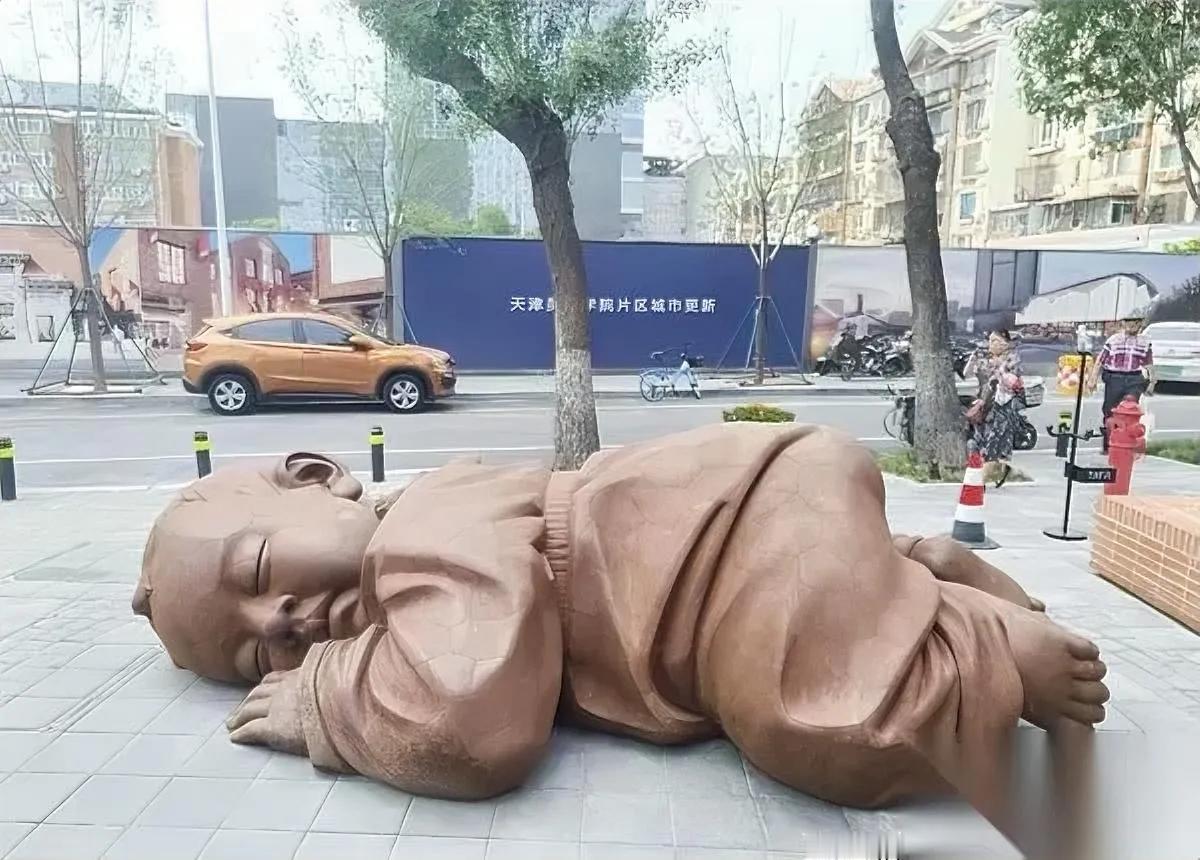 巨型兔子雕塑要拆了！李大爷举着手机拍个不停：可算要挪走这"怪物"。同一周，南京、