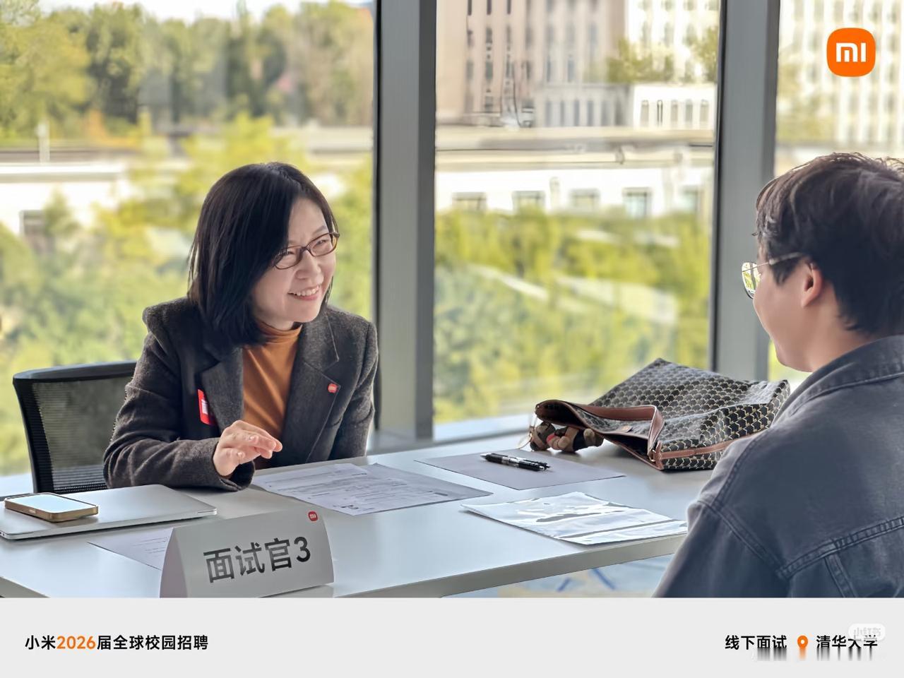 一位长相清秀的女大学生去上海icon面试。面试官问她:“100个木是什么字？