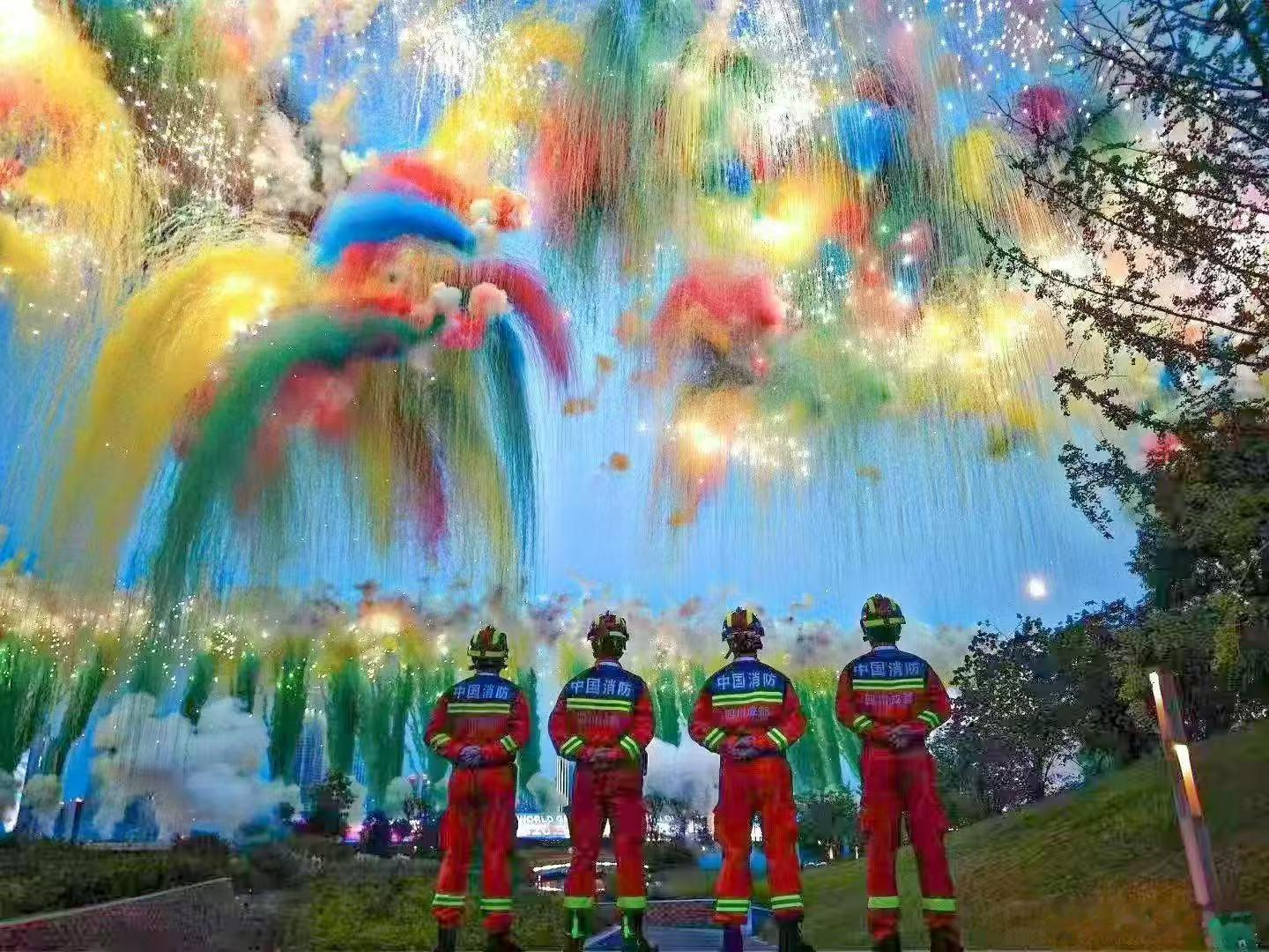 夜还是那个夜，从黄昏到黎明，只是过了今晚，成都又多了标签，今晚宾朋荟聚，今夜星火