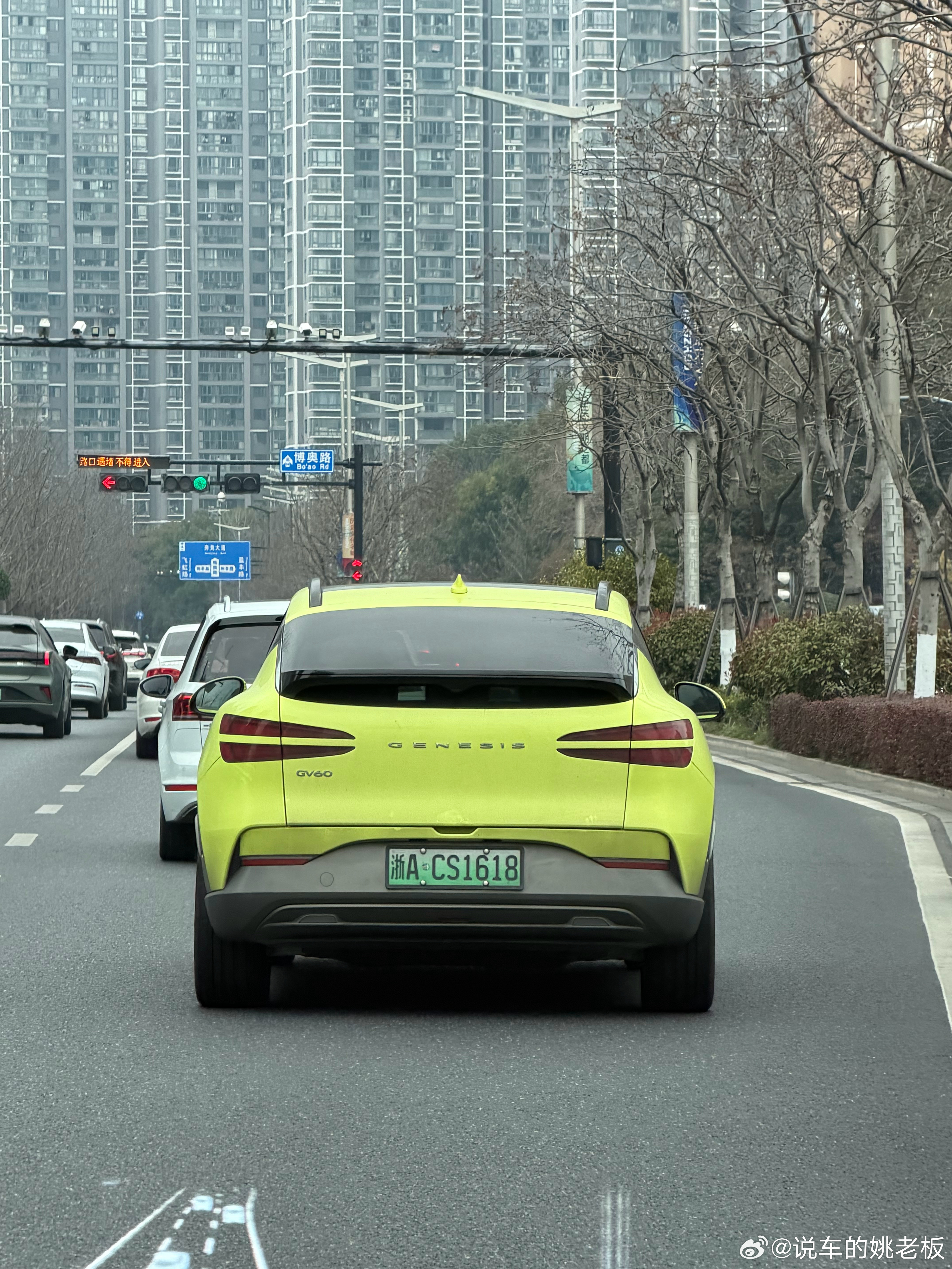 我一开始以为是哪个国产新能源，但是没想到这居然是现代的捷尼赛思。怪不得在中国卖的