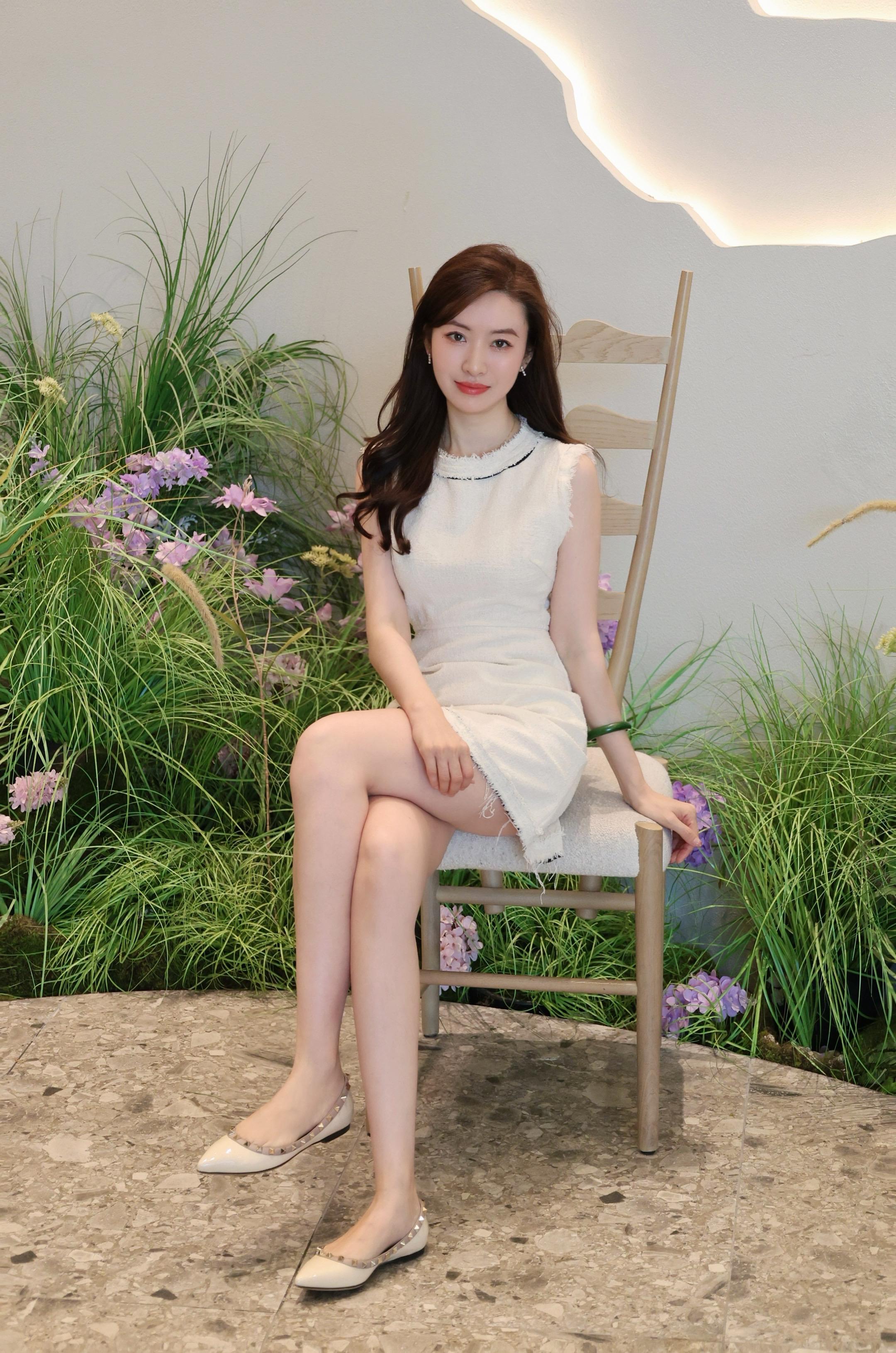 “不听世俗的耳语，只看自己喜欢的风景。”ootd穿搭