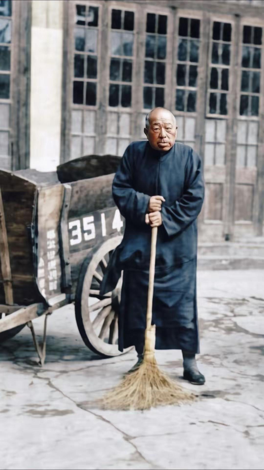 1951年，83岁黄金荣街头扫地，为何让远在台湾的蒋介石由衷叹服？1951