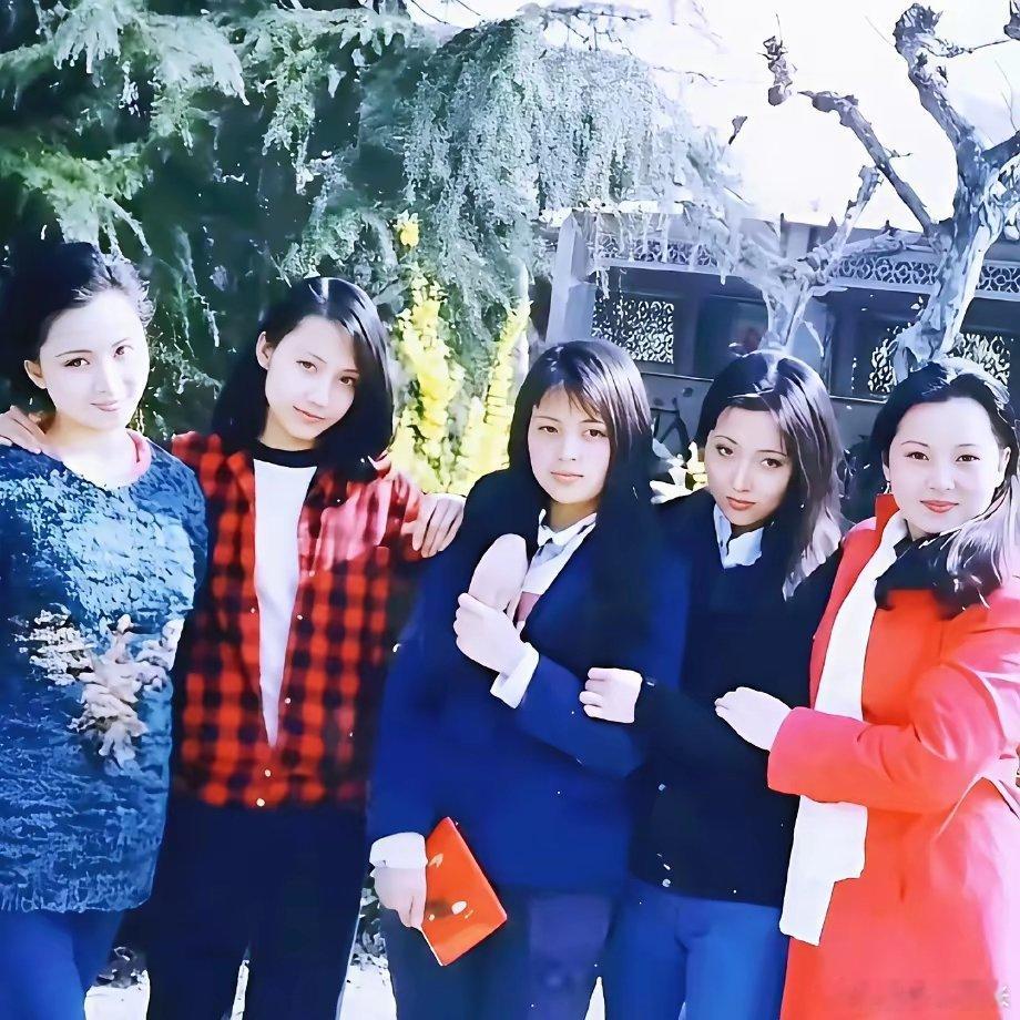 老照片，怪不得王导说陈小旭不够漂亮，在漂亮一点就更完美了，最美的应该是中间拿红本