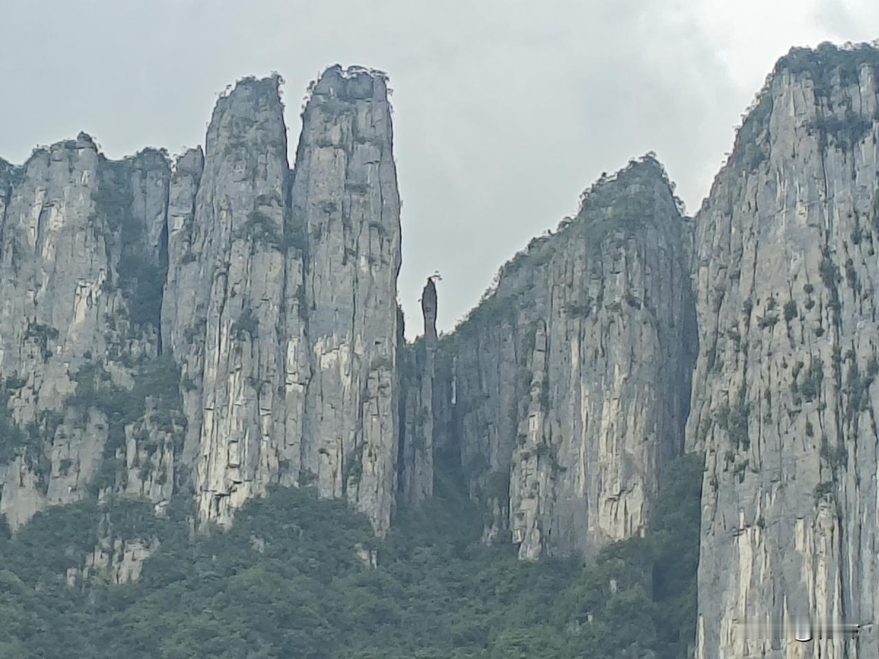 苏幕遮33·恩施七星寨峻岩横，苍嶂峭。万仞危崖，刺破云天杪。一柱孤峰凝黛巧。
