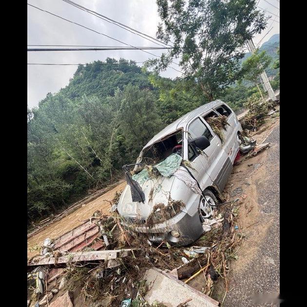 说实话河北这场暴雨真的太吓人了😔6小时就下了超过200毫米的雨，道路积水直接