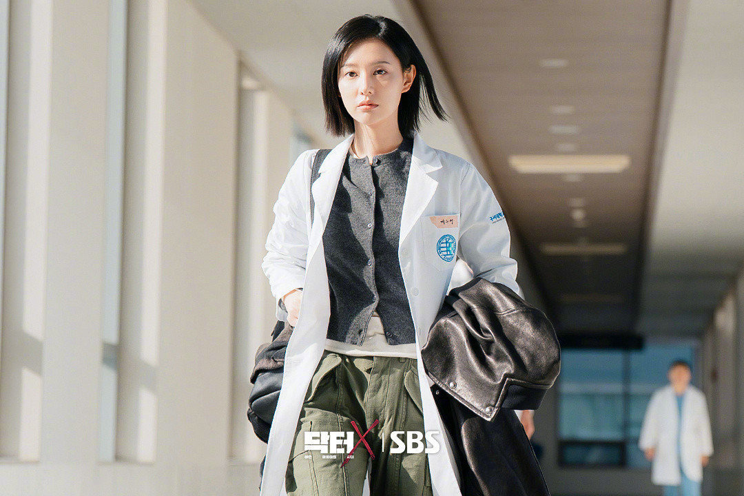 金智媛主演SBS新金土剧DoctorX:白色黑手党时代公开剧照。该剧改编同
