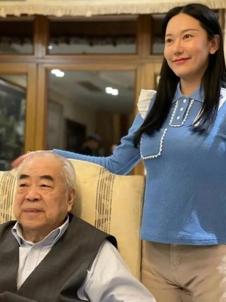 范增出的这档子事，一直以为是谣传。直到今天看到他女儿发的信息后才信以为真！87岁的书画泰斗范曾和37
