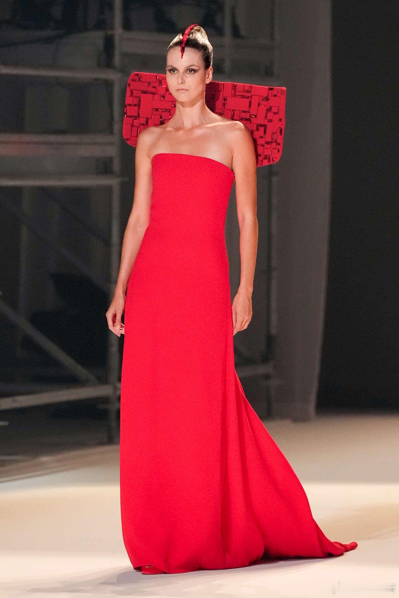 白鹿一袭红裙似火焰跳跃，与篝火微光相映成趣呢～独特造型在光影间流转，每一帧都好有