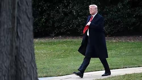 特朗普，八十多岁，精力很充沛，据说他养生的秘诀是吃大量的阿司匹林，日常三餐以