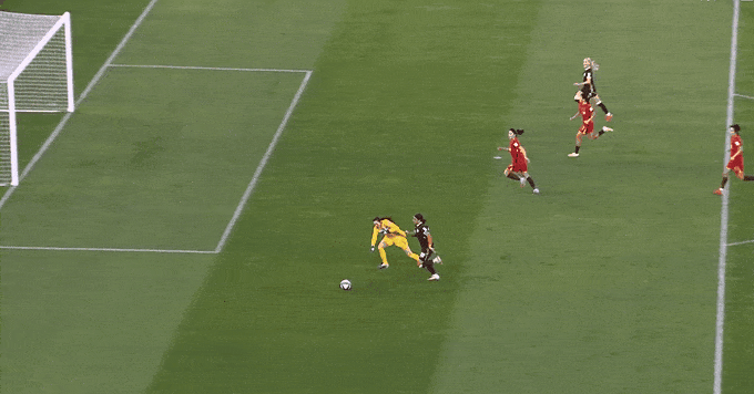 担心什么来什么，一个人葬送了中国女足姑娘们的整场努力。一场万众瞩目的焦点战，女