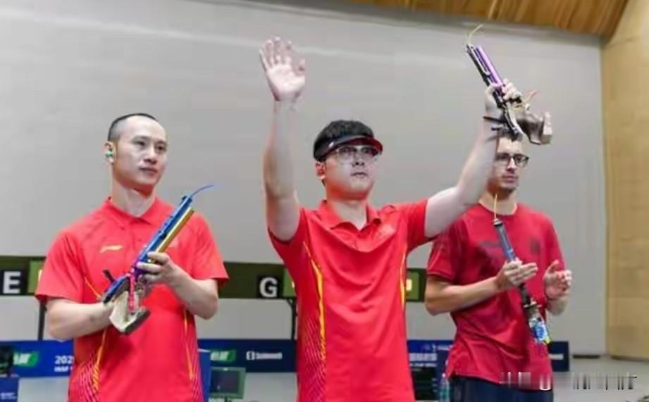 在卡塔尔多哈进行的世界杯总决赛男子10米气手枪决赛，包揽了四个分站赛该项目冠军的