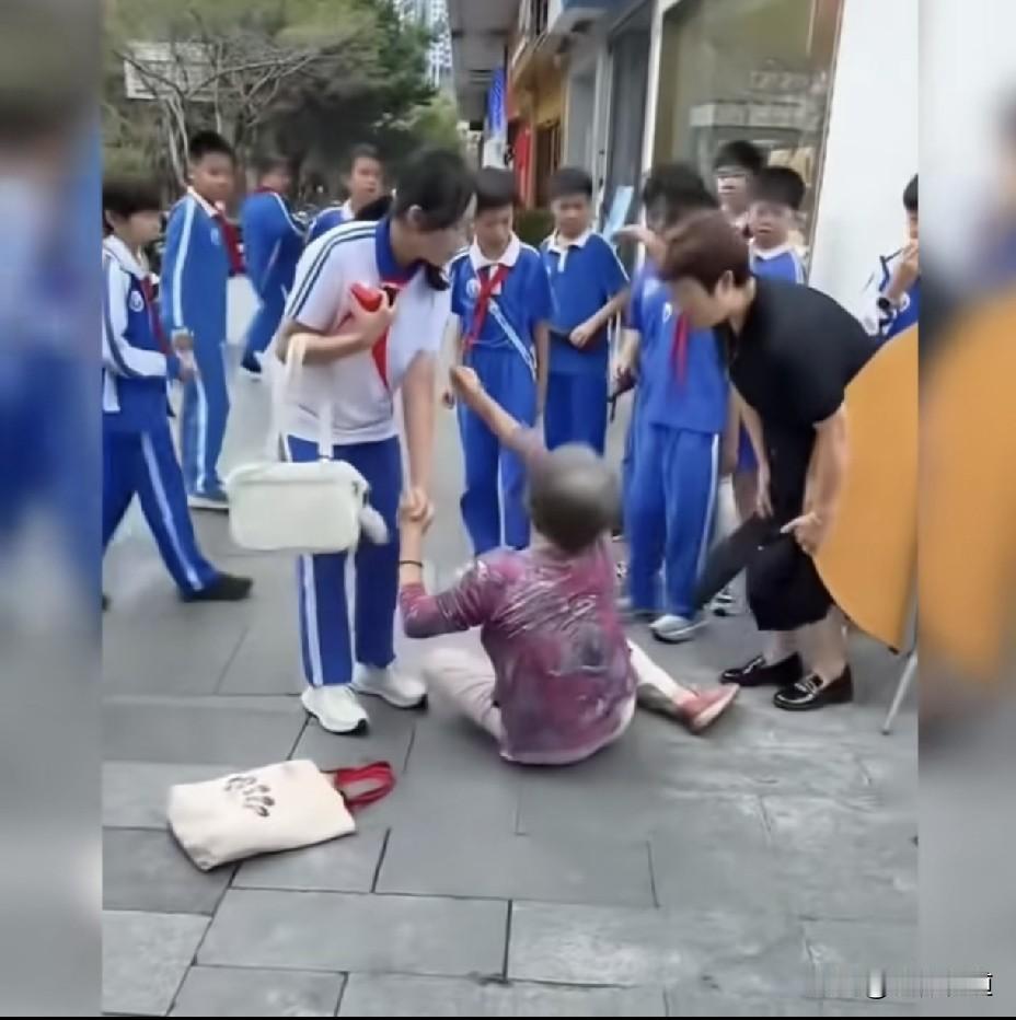 这样会寒了少年的心，会毁了社会的未来！又发生小学生扶摔倒老人反被讹事件，老人摔倒