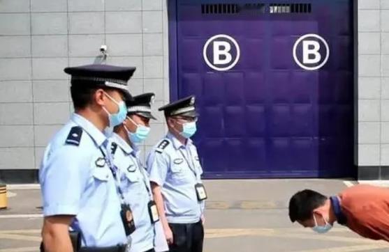 为啥很少听说刑满释放的人出来报复警察？1.心里真的变了：知道犯法的代价有多沉