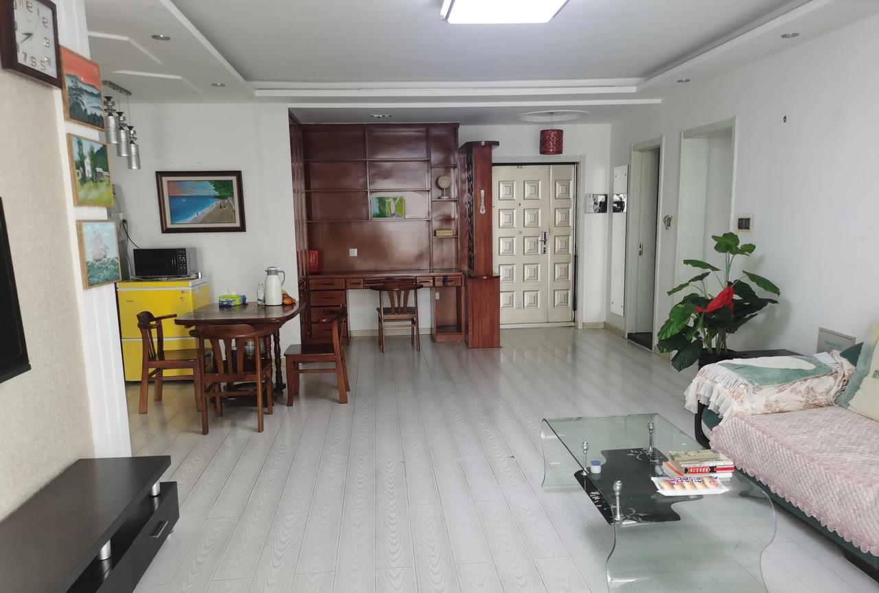丹东市，鸭绿江边，租套110平房子，每月2200元。二室二卫，一个大厅，彩电、冰