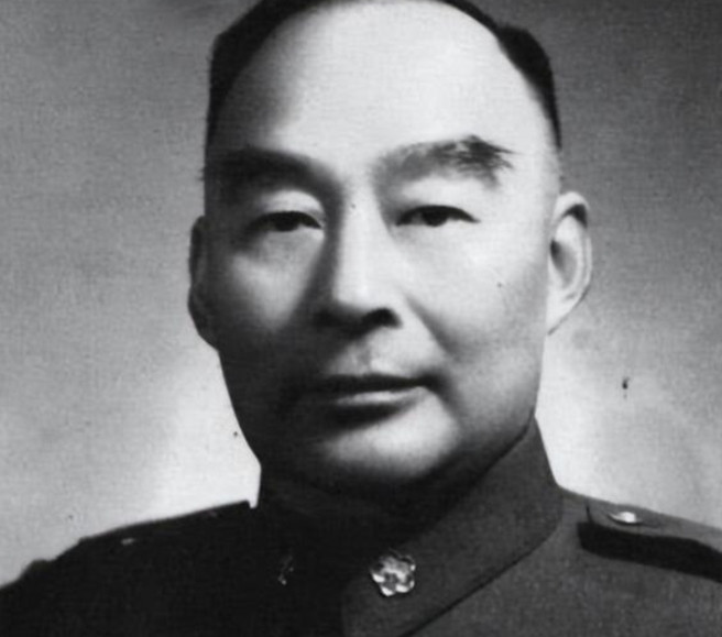 1943年，胡宗南为灌醉周总理，安排十几位军官给他敬酒。面对此情形，周总理灵机一