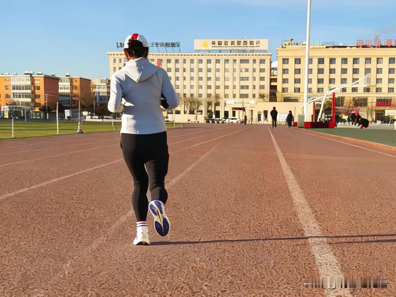 跑步不是“自杀式”冲锋：一场关于身心的温柔修行诸位朋友，今儿咱们单说一桩发生