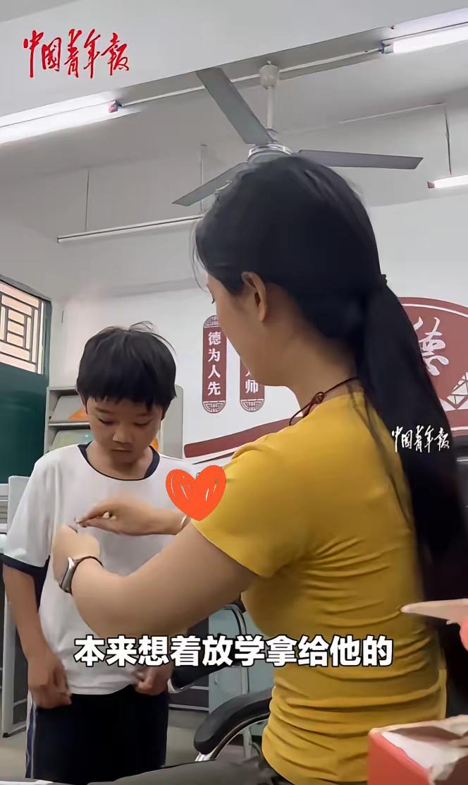 重庆这位老师一出手，全网都破防了——班里男孩总穿件发黄的白短袖，问了才知，妈妈早