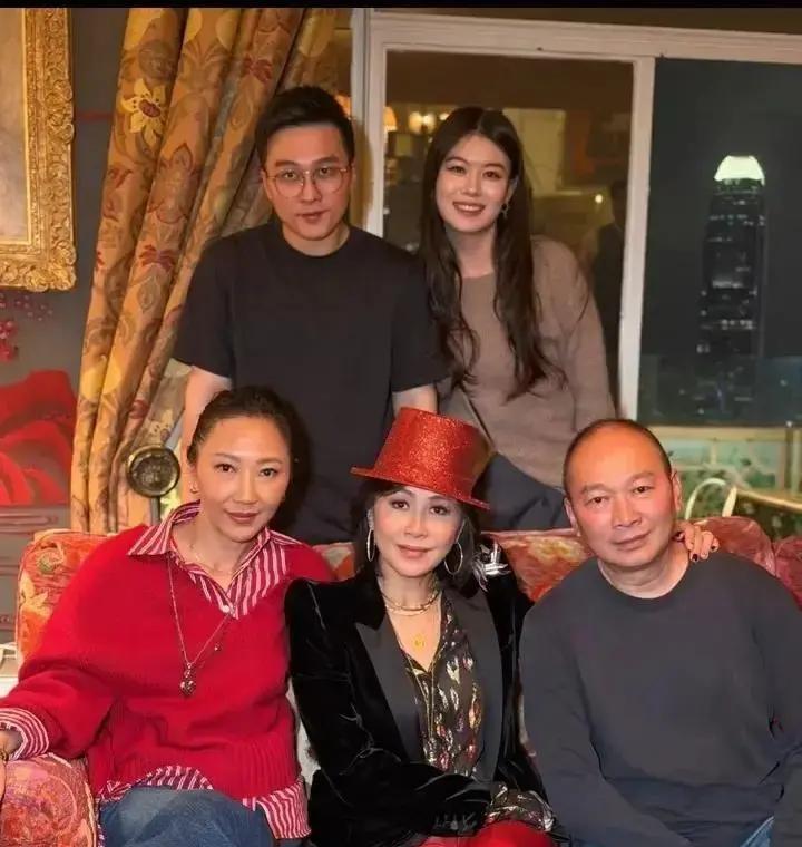 王菲跨年穿睡衣出门，刘嘉玲的派对撕开了明星最后的面具。你看梁朝伟缩在朋友堆里笑