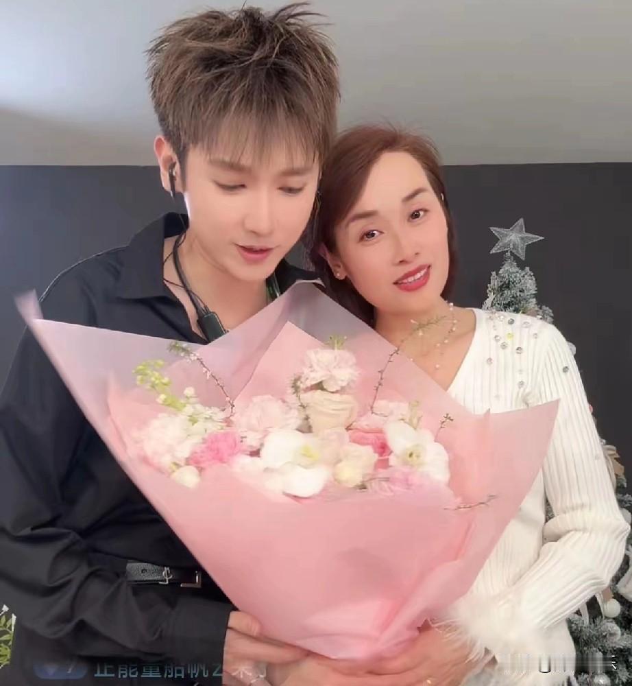 张兰团队的前主播乐乐现在是马筱梅的助播，马筱梅没有直播时他就和妈妈一起搭档主播，