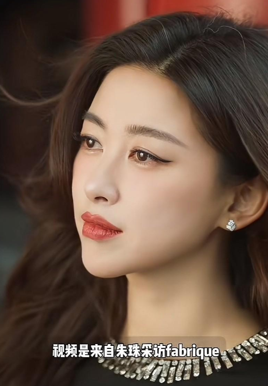 朱珠白发出镜，不遮不掩。不是扮嫩，不是滤镜，是真敢。当年上榜全球最美脸蛋