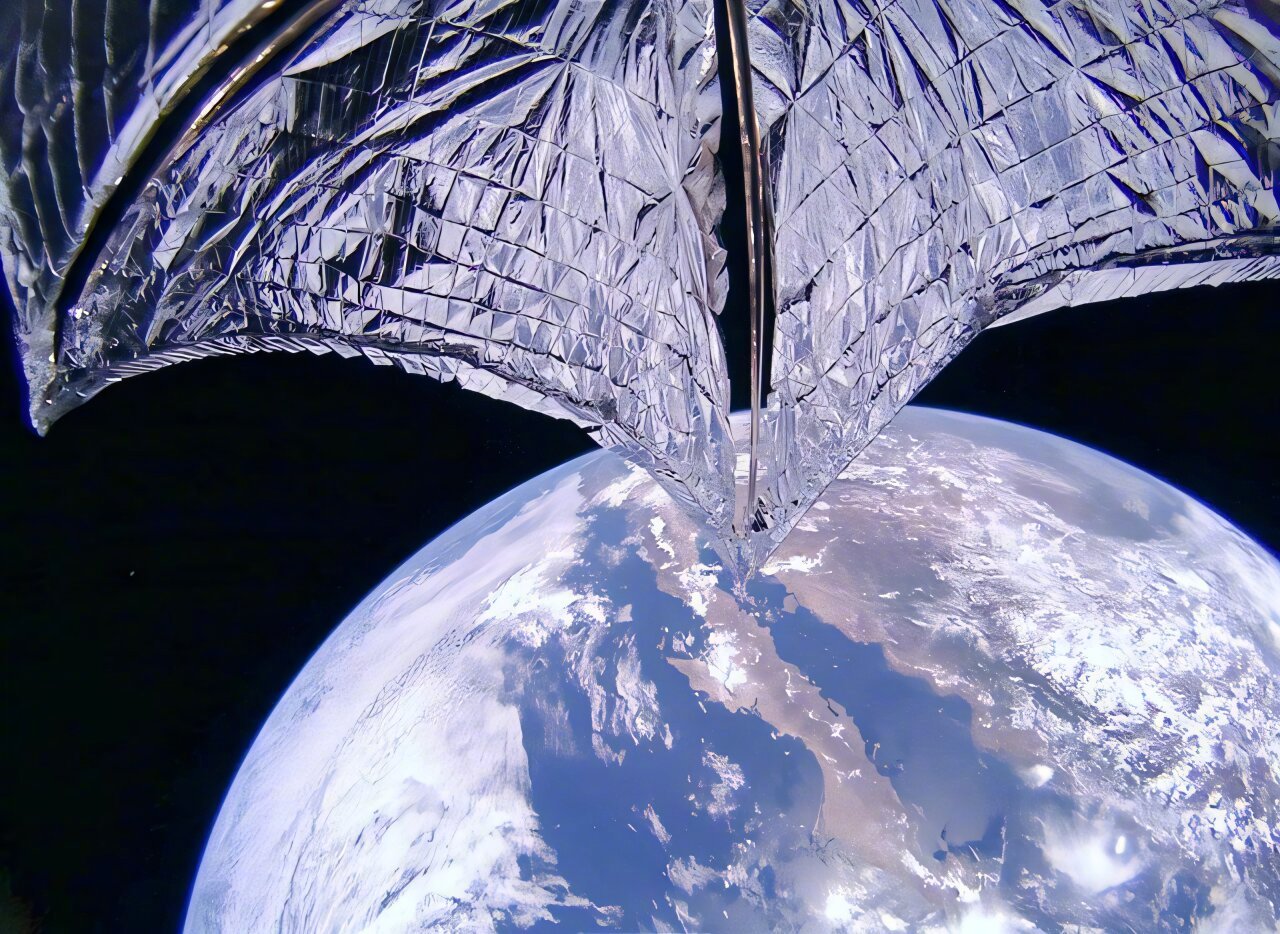 如果一颗小行星冲向地球，最有效的拦截方式是“在公路上逆行”，迎头撞上去。撞击小行