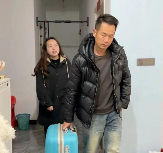 🌛丈夫做了12年上门女婿，昨天悄悄往老家汇了10万块钱。我妈听说后念叨了几