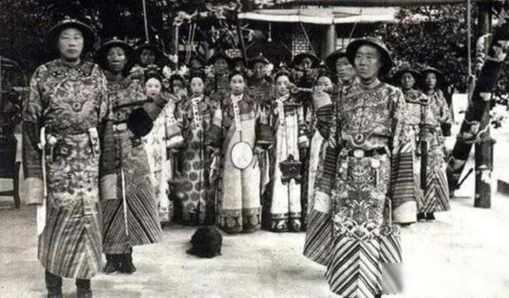 1908年11月15日，慈禧太后死后，李莲英便失去了最大的靠山。为慈禧守孝100