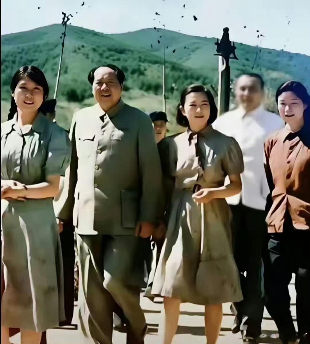 这张稀罕而珍贵的照片，大家见到过吗？它于1953年夏在北京玉泉山拍摄的。毛主席带