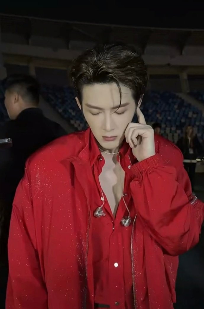 看檀健次我也紧张了檀健次后台准备超认真！上台前反复练舞，和团队一起加油打气。他真