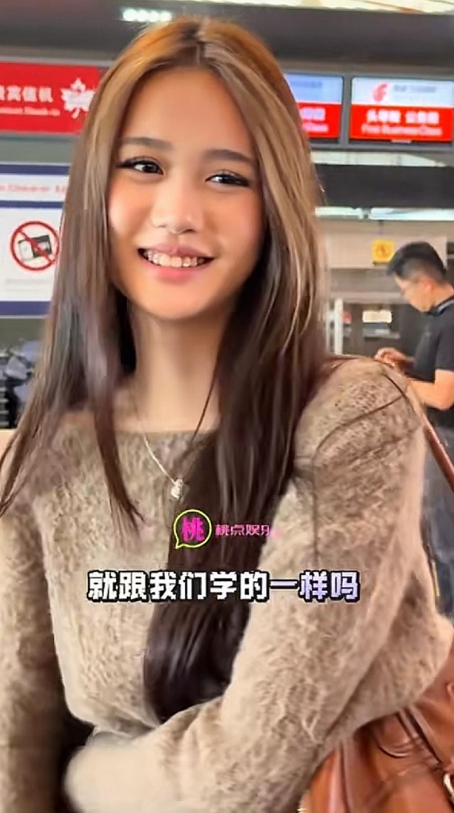 钟丽缇的女儿考拉，长得最像妈妈，笑起来的时候牙齿都很像。
