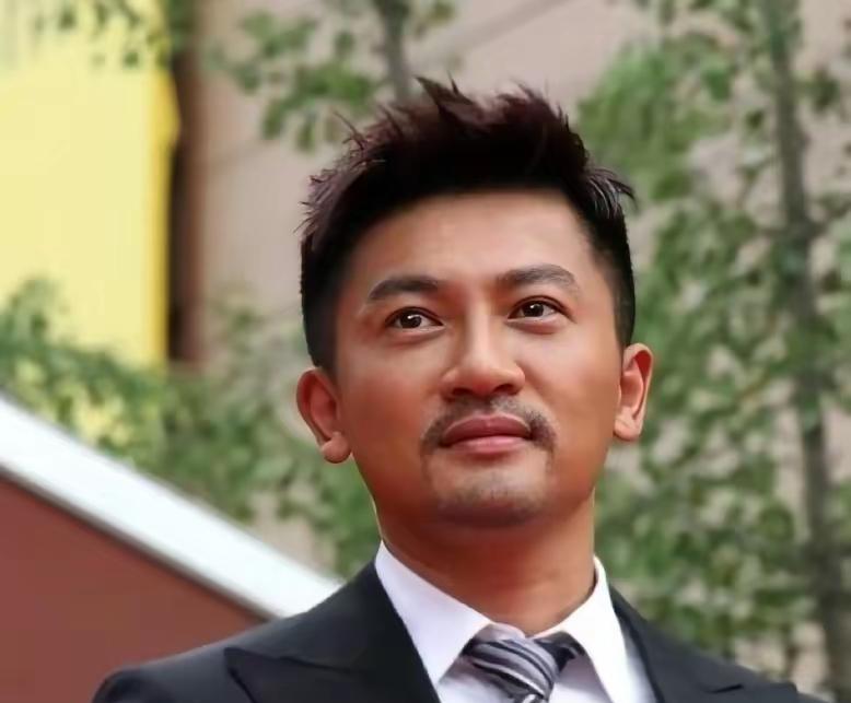 不比不知道，一比吓一跳，这医美“功效”着实惊人，竟直接把帅小伙变得“姨味”满满。