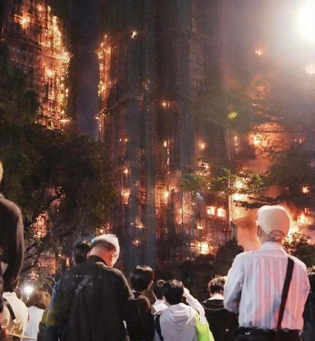 谁能想到，几块保护网和发泡胶，竟让整栋大楼变成死亡陷阱？香港这场大火太让人心痛了