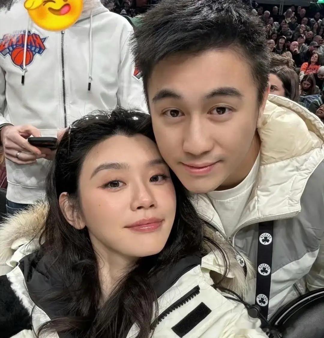 奚梦瑶和老公还有小姑子一起看球，超模就是厉害，穿这个毛毛靴子太出挑了，她貌似很喜欢这种毛毛靴。普通人