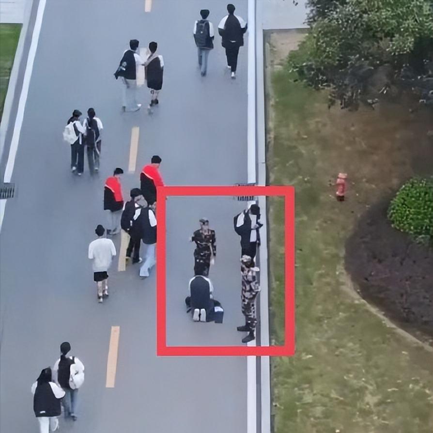 10月10日，重庆市渝北职业教育中心校内发生了让人目瞪口呆的一幕：一名男学生因违