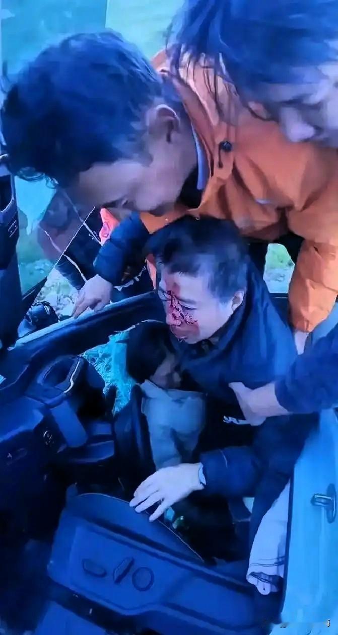 看完泪崩了！西藏自驾惊心一幕！男子在孜珠寺刷牙，亲眼看见越野车坠崖2023