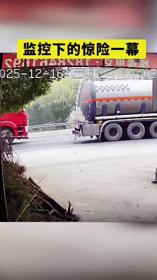 监控拍下惊险一幕：一名骑电动车的大爷在路口贸然穿插于货车之间，货车司机险些未察觉