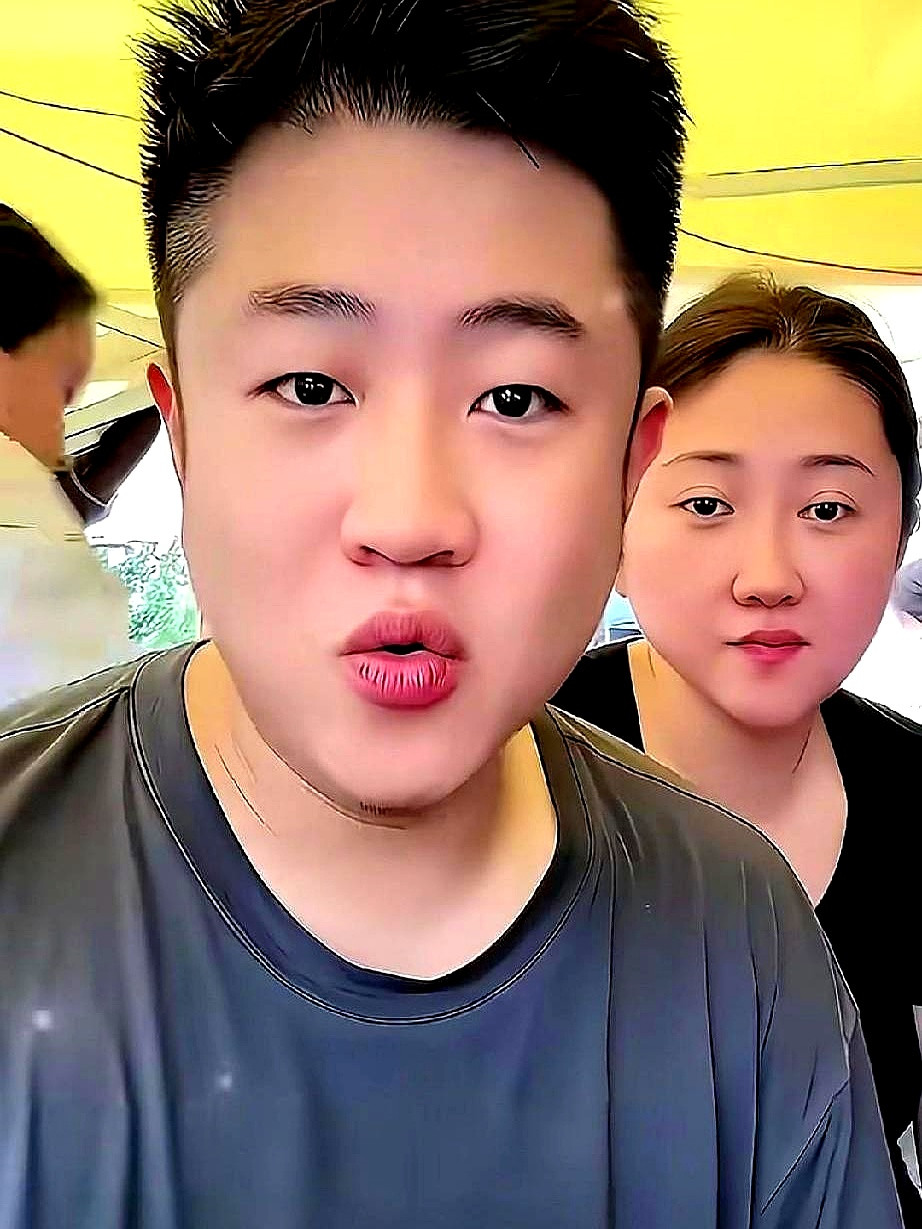 象牙山四大家族都在直播间扯着嗓子喊老铁带货，唯独刘能连镜头都懒得开，儿子王亮在直播间撕开了最扎心的现