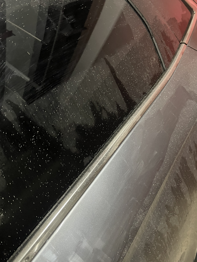 车上飘到油漆了停在工地上，外墙喷真石漆飘车上了，求大神们支支招