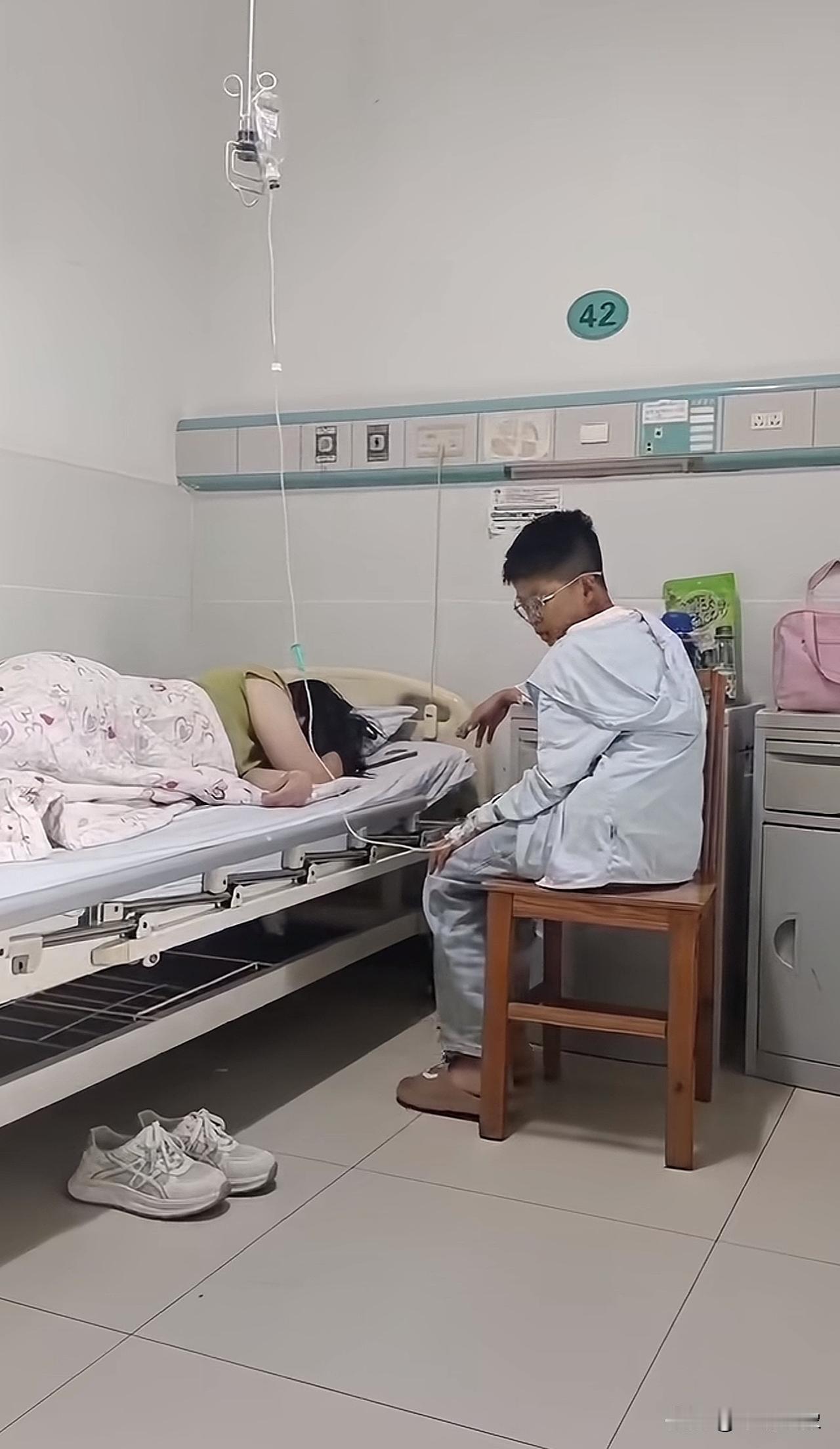 住院的娃，躺平的妈。主打一个各司其职、互不打扰[捂脸哭]